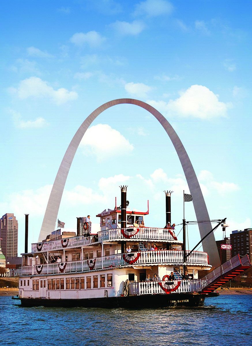 riverboats at the gateway arch
