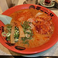 ピリ辛のラーメン。キムチを乗せて
