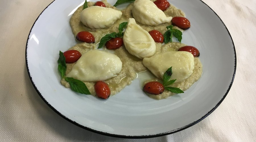 Culurgiones di patate e menta con crema di melanzane e pomodirini