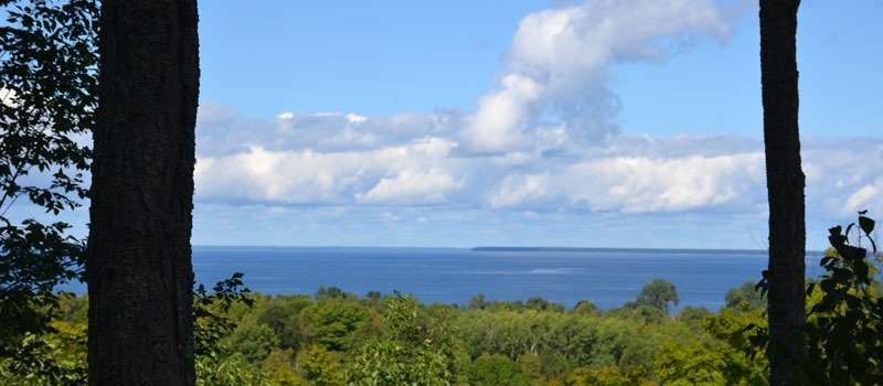 There are wood view and water view suites. The resort overlooks the Bay of Green Bay.