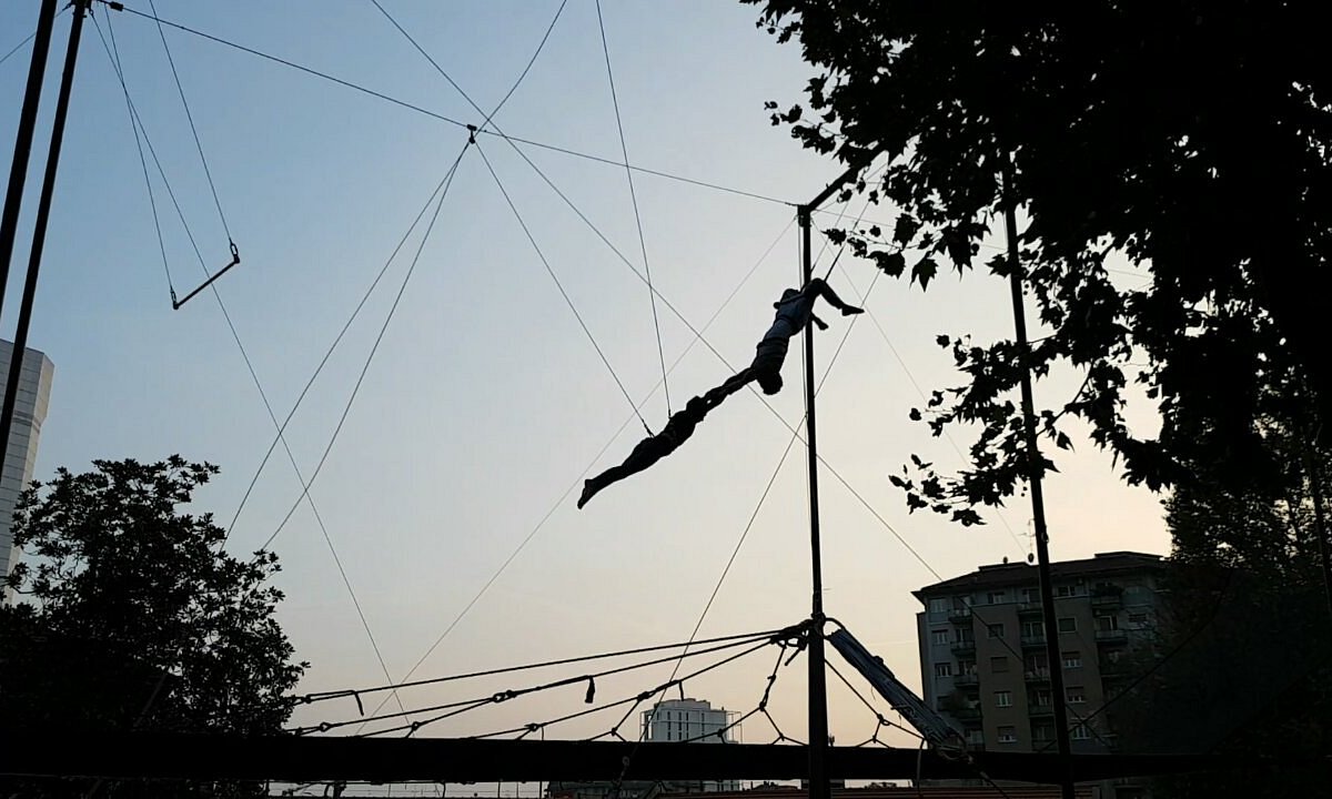 Flying trapeze. Фредди Кюне канатоходец. Канатоходцы Рахмановы. Первый канатоходец. Якутские канатоходцы.