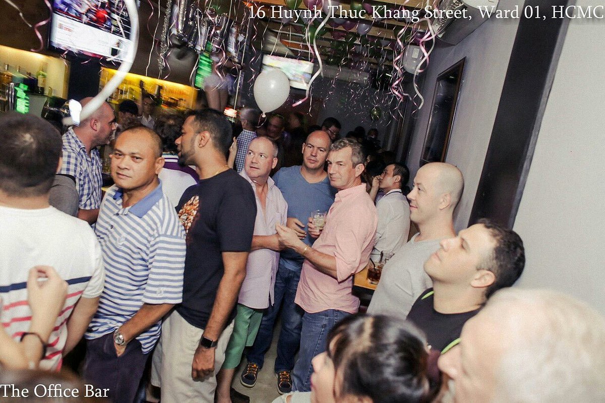 Không chỉ là một quán bar tuyệt vời để thư giãn, The Office Bar Saigon còn được biết đến với dịch vụ tuyệt vời, không gian sang trọng, độc đáo với rất nhiều chương trình âm nhạc, sự kiện giải trí hấp dẫn. Hãy đến và trải nghiệm cùng bạn bè và gia đình của bạn!