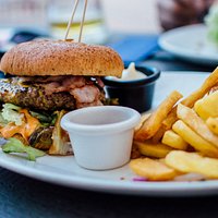 Un grand choix de plats chauds : grillades, volaille, poisson, pâtes, burger...