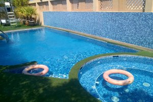 حمام السباحة والشاطئ