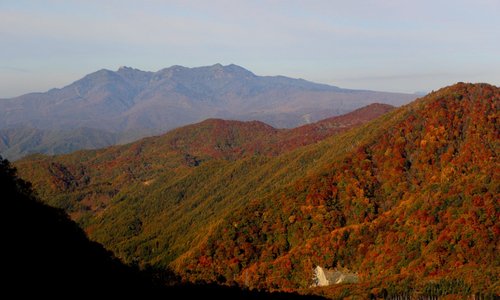 ロープウェイで少し上がると谷川岳の雄姿がはっきり見えてきます