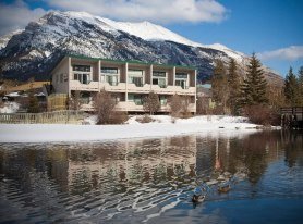 Rundle Mountain View Creekside Rooms