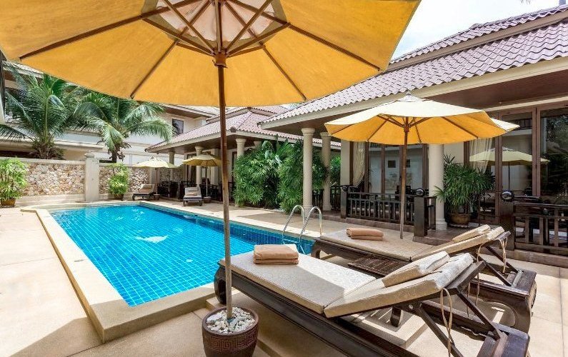 Pool, sunbeds & umbrellas