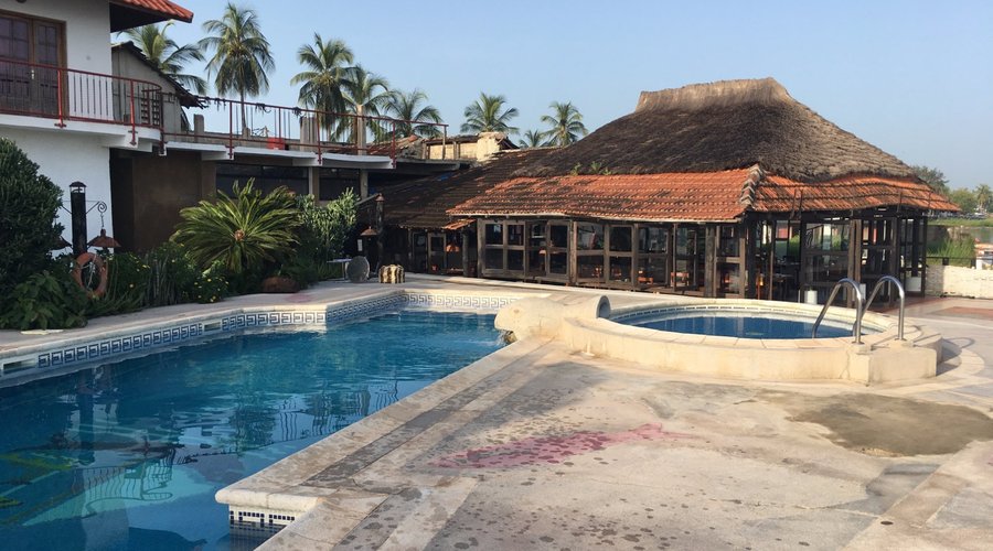 Piscine (propre) et pataugeoire, resto au loin