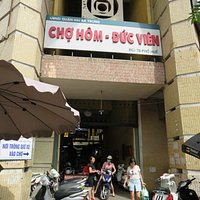 Market entrance (near number 81, crossing with Tran Xuan Soan)