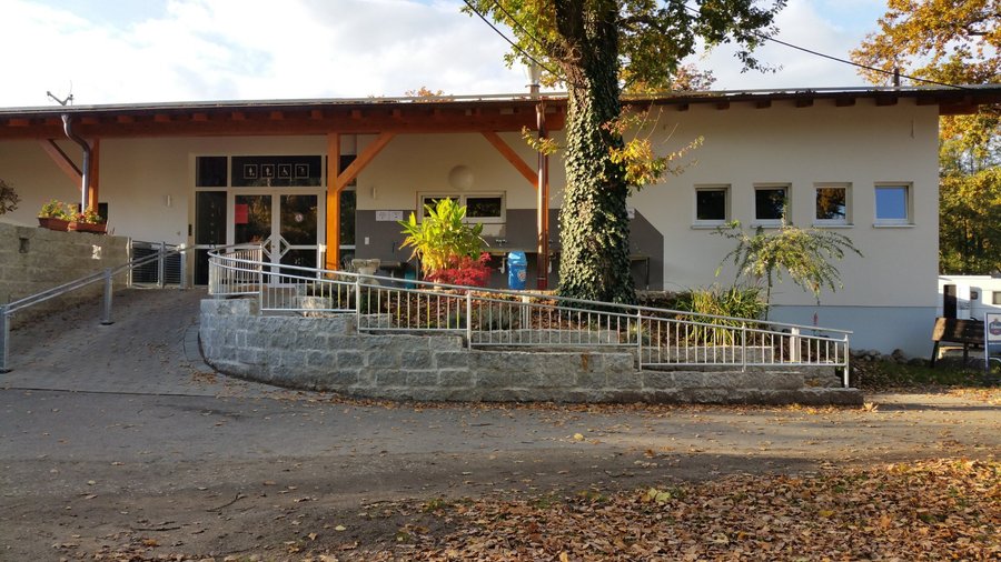 Sanitärgebäude mitten auf dem Platz