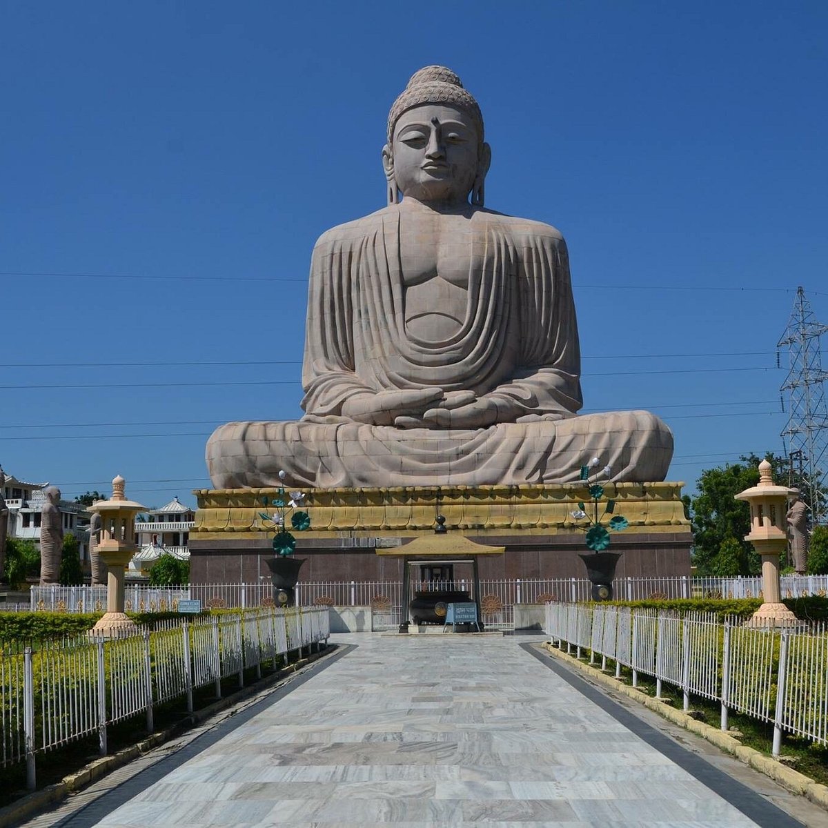 gautama buddha statue
