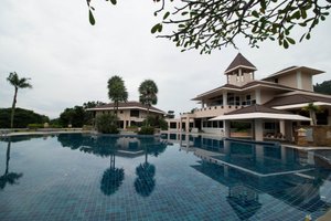 สระว่ายน้ำและชายหาด