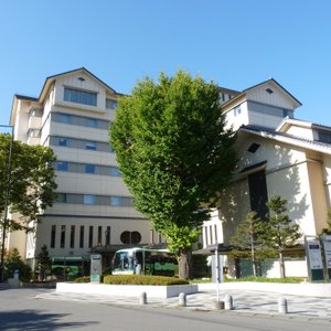 駅からまっすぐです