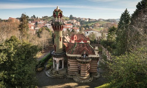 Vista aérea de la fachada Oeste del Capricho de Gaudí.