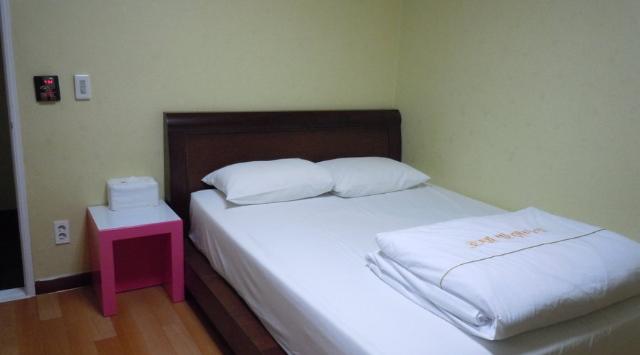 部屋はシンプル、でもラブホ感あり