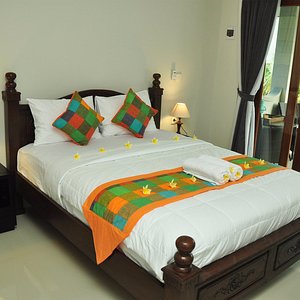 Double bed room with garden view