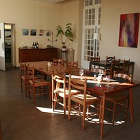 Une salle de restaurant lumineuse et décorée avec soin.
