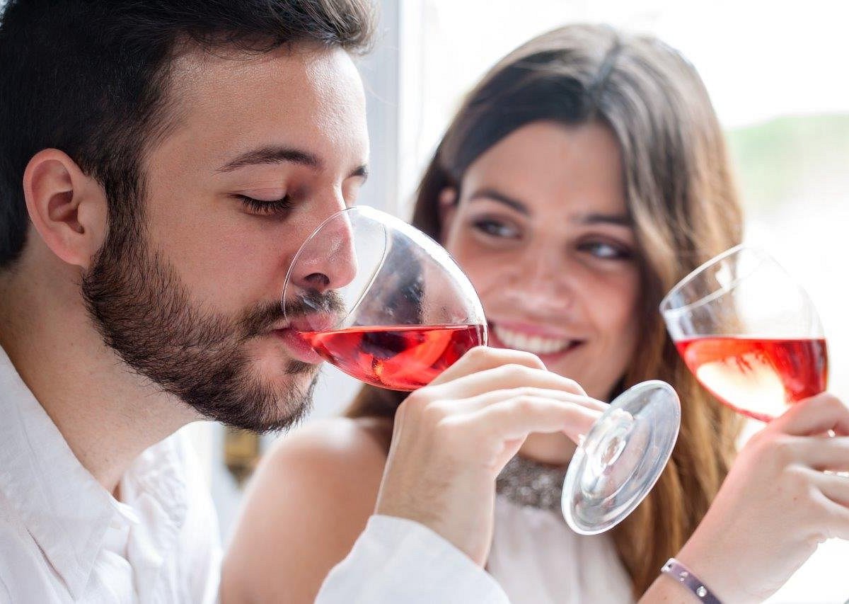 Алкогольные пары. Мужчина и женщина с бокалами. Мужчина женщина вино. Мужчина пьет вино. Пара пьет вино.