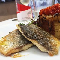 Dorada a la plancha con patata, cebolla y tomate confitado. Plato del menú mediodía.