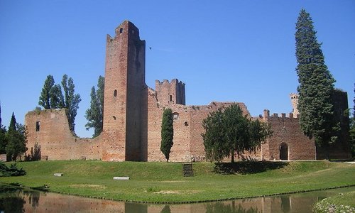 castello antico intorno al Residence Le Bugne