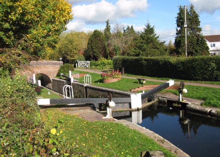 Maunsel Lock half way along the canal
