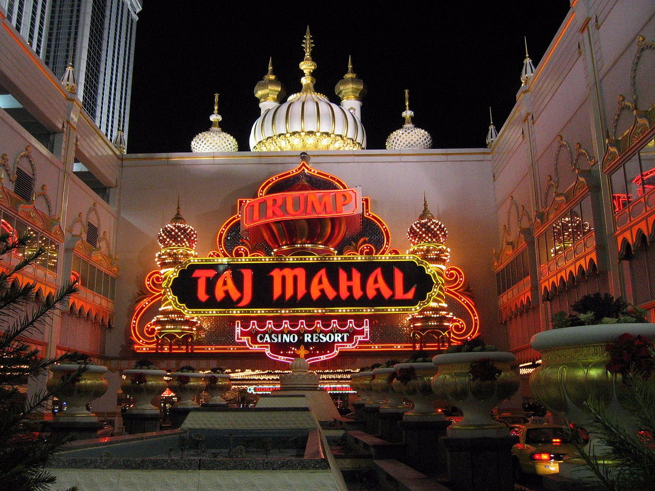 Fashion TRUMP Taj Mahal sign