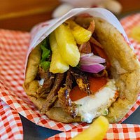 Souvlaki Gyros 裡頭有烤肉、特製醬料、洋蔥、薯條、香菜,整個捲覆在一起一口咬下去,真的很有飽足感,也難怪這間店無論何時生意一直都很好。