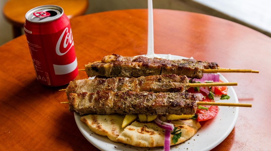 我點了 PITA ，四根烤肉串，底下有薯條、餅皮，加一瓶可樂，這樣就夠吃粗飽，也很好吃。