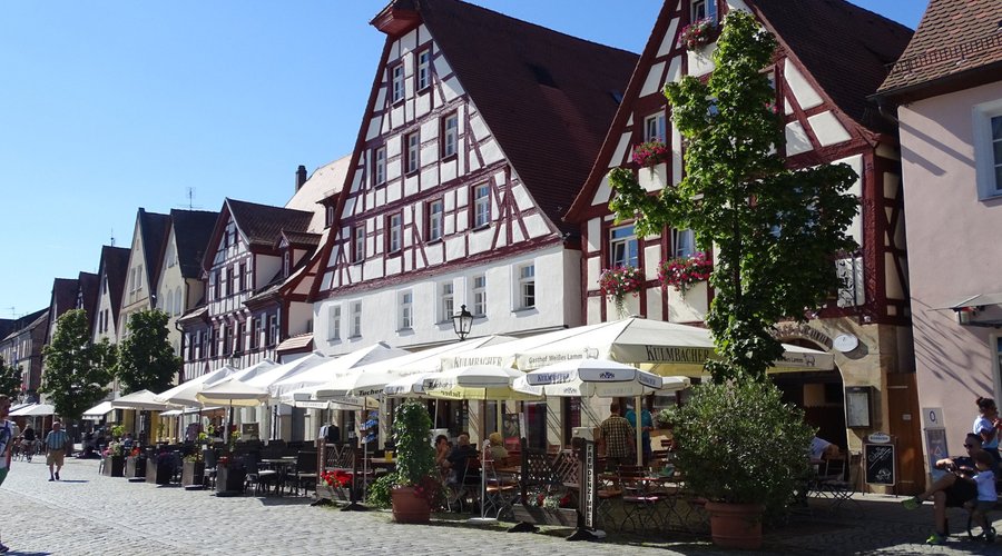 Die Außenplätze des Weißen Lamms auf dem malerischen Marktplatz