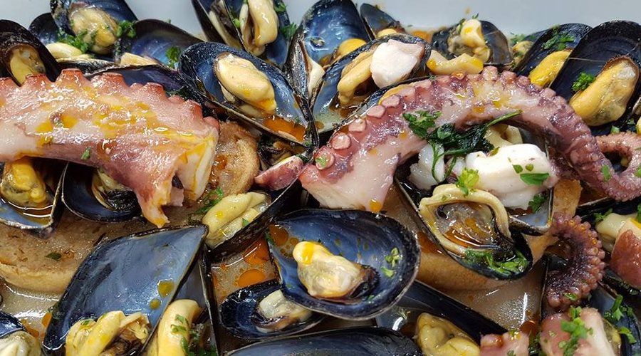 zupetta polpo e cozze su letto di fresella