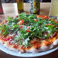 Pizza z szynką parmeńską i rukolą