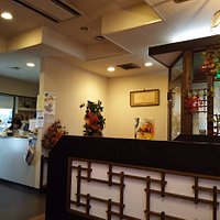 店内:入り口と配膳カウンター