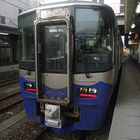 日本海側の「日本海ひすいライン」は、1両の気動車です。