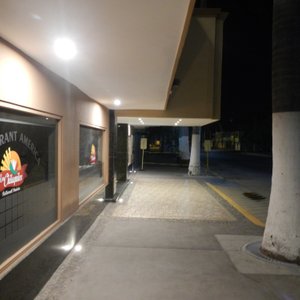 entrada al hotel con su restaurant