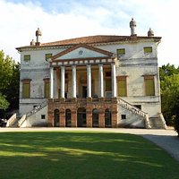 La villa di fronte