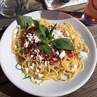 Spaghetti mit Tomatensauce und Feta