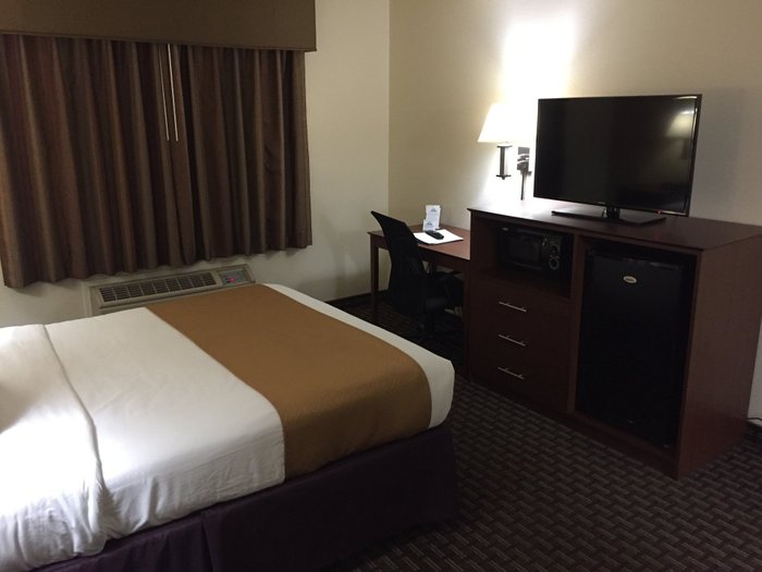 DAYS INN MERLE HAY BY WYNDHAM, DES MOINES IOWA - Hotel Reviews