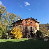 Locale bellissimo sia all'esterno che all'interno collocato in una ambientazione molto tranquill