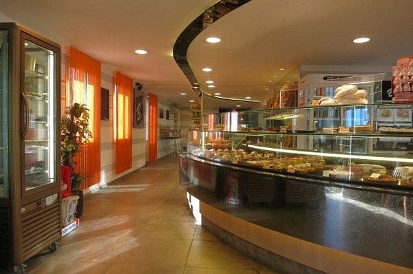 Notre spécialité Couronne des Rois pralin et fleur d'oranger - Picture of  Pâtisserie Loelia Pissot, Cannes - Tripadvisor