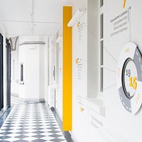 De pandgang van het voormalige klooster met de situering van WOI.