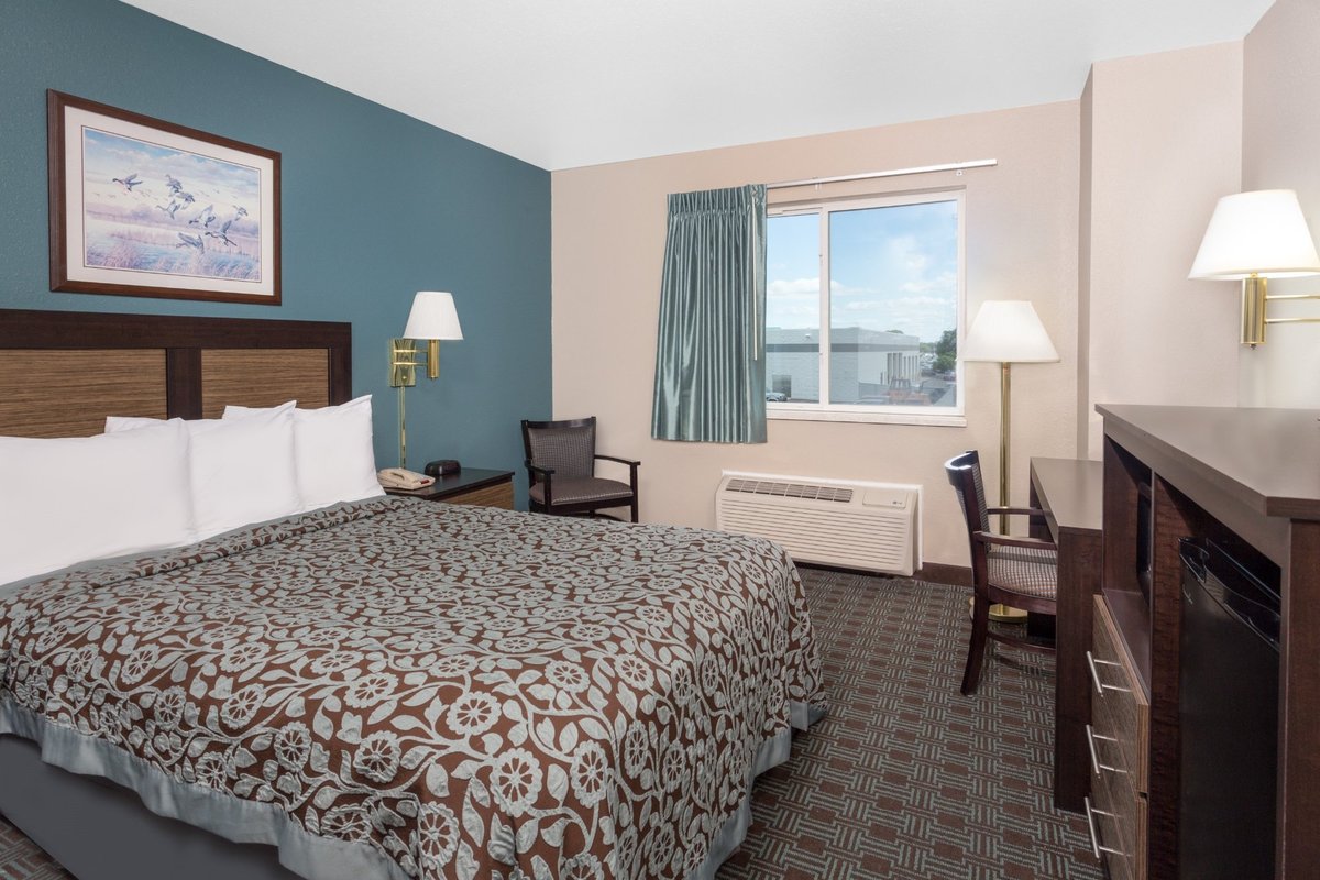 Days Inn by Wyndham Neenah Rooms: Pictures & Reviews - Tripadvisor