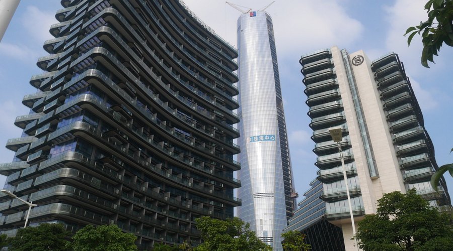 Links Huafe, Turm im Bau, rechts Sheraton