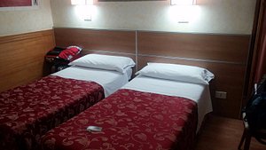 Cama doble, y dos camas supletorias - Picture of Hotel Santa Prassede, Rome  - Tripadvisor