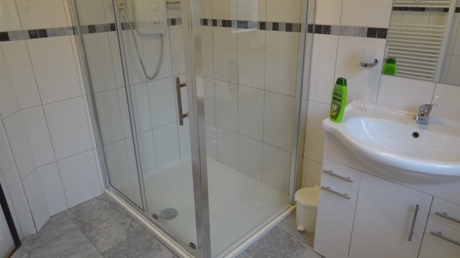 grosses Bad, grosse Dusche, Twin Room.Glencairn B+B, Schull