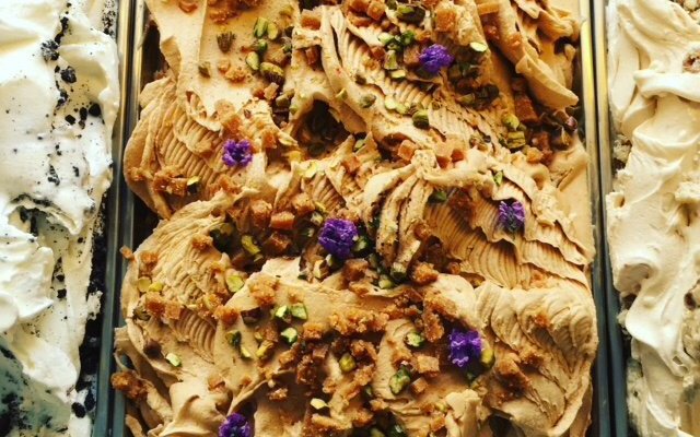 Pruimen sorbetijs met lavendel en pistache
