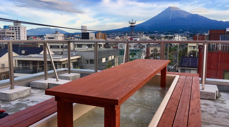 屋上富士山展望足湯「癒楽」（Foot Bath)