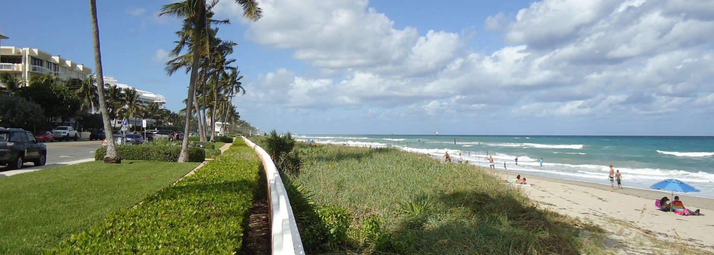 Nice beach, few people, plenty of free parking along the coast.