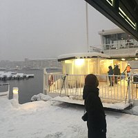 Pålitlig går i alla väder Emeli till Hammarby Sjöstad från Nybroviken.