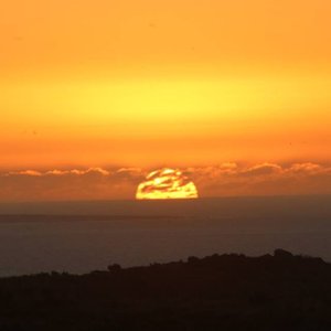 vista de el atardecer, desde uno de los cerros de guanaqueros
