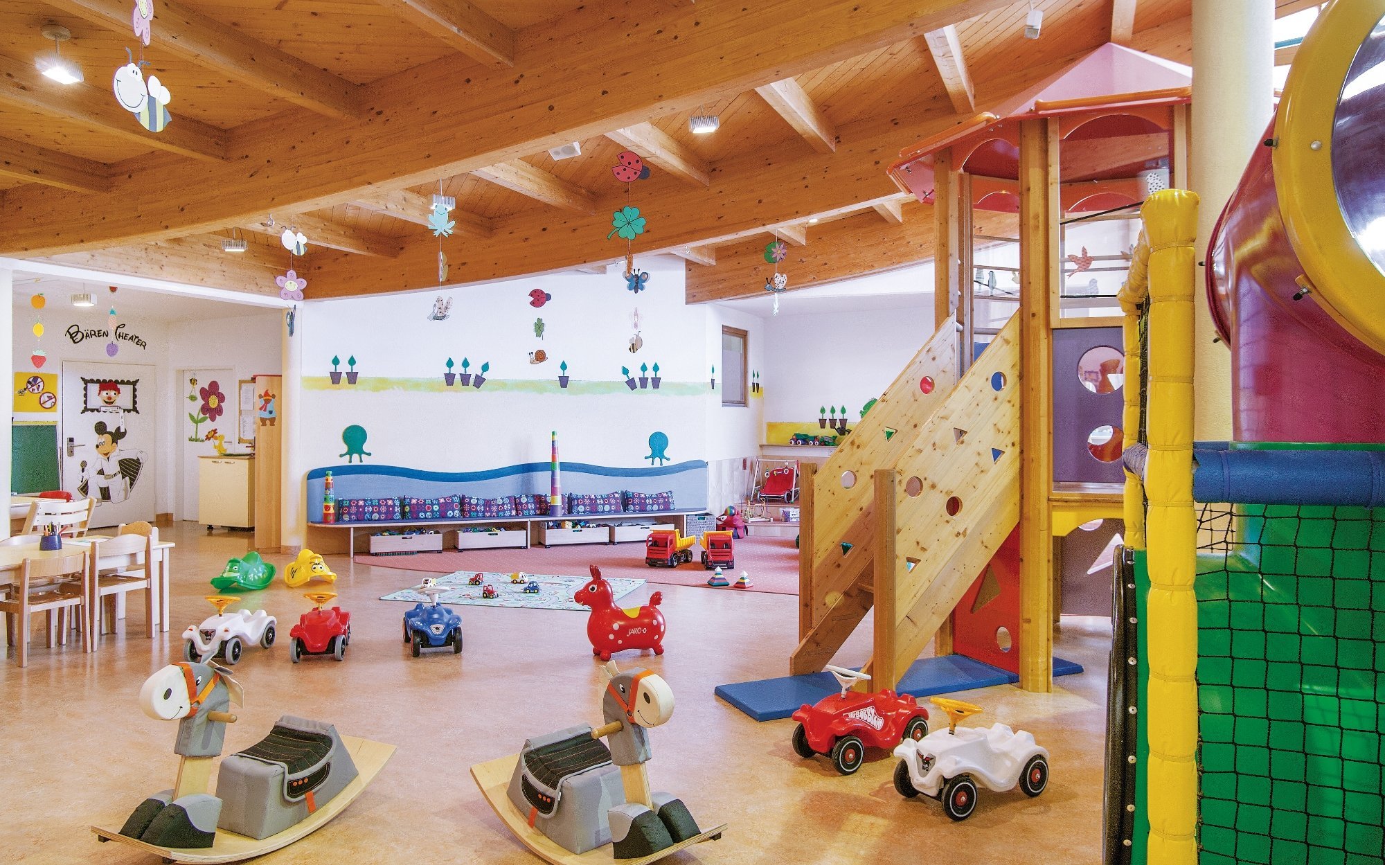Großer Indoor-Spielplatz im Leading Family Hotel & Resort Alpenrose mit Rutschen, Klettergerüsten und weichem Boden